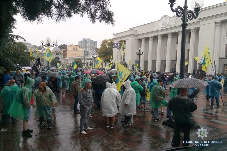 Через мітинги під Радою та Кабміном у центрі Києва посилено заходи безпеки